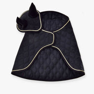 Set Majestic od Hobby Horse LarDen je černý prošívaný plášť pro mazlíčka s bílým lemem a připojenou kapucí se dvěma vztyčenými špičatými ušima – ideální jako stylová čabraka pro Hobby Horse pro vašeho společníka.