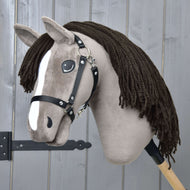 Hobby Horse Guccini s černou ohlávkou od Hobby Horse LarDen, plyšový holštýnský hřebec se šedou hlavou, bílým pruhem na nose, dlouhou hnědou hřívou z příze a dřevěnou tyčí, ideální pro začínající fanoušky jezdeckého sportu.
