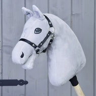 Build your horse Hobby Horse od related_to_12441055625556 se světle šedými hřívami z umělé kožešiny, černou uzdečkou a dřevěnou tyčí, zobrazený na pozadí šedé dřevěné stěny.