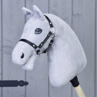 Build your horse od related_to_12441055625556, ručně vyrobený Hobby Horse s plyšovou šedou hlavou, černou ohlávkou a dřevěnou tyčí, zobrazený na pozadí šedého dřevěného obložení.