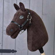 Sestav si svého koně od related_to_12441055625556, plyšová tmavě hnědá hlava Hobby Horse s černou uzdečkou a výraznýma očima na dřevěné tyči – ideální pro přizpůsobení nebo sestavení vašeho dokonalého Hobby Horse.