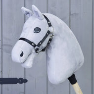 Build your horse od related_to_12441055625556, světle šedý Hobby Horse s hnědo-kaštanovou hřívou a černou uzdečkou, upevněný na dřevěné tyči a vyfocený před šedou dřevěnou stěnou.
