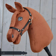 Sestav si svého koně, Hobby Horse od related_to_12441055625556 v tmavě kaštanovém provedení s černou uzdečkou a výraznýma modrýma očima, zobrazený před šedým dřevěným pozadím.