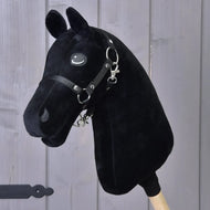 Sestav si svého koně od related_to_12441055625556, černý Hobby Horse na míru se světle šedou přízovou hřívou, uzdečkou a otěžemi na dřevěné tyči, zobrazený před světle šedou dřevěnou stěnou.