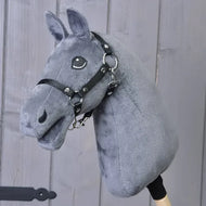 Sestav si svého koně Hobby Horse od related_to_12441055625556, tmavě šedá plyšová hlava se světle šedou přízovou hřívou, černou uzdečkou a dřevěnou tyčí, na pozadí dřevěného obložení.