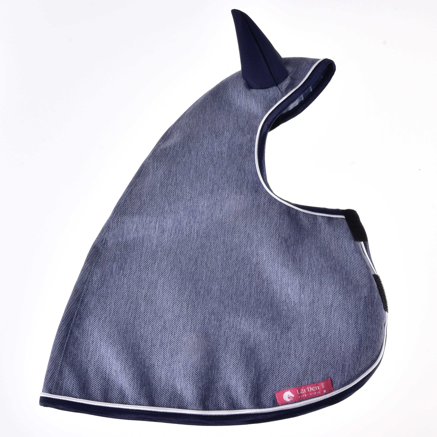 Šedo-tmavě modrá Hobby Horse LarDen Pláštěnka Jeans, celoroční koňská maska proti hmyzu s kryty na uši a zapínáním na suchý zip, zobrazená na bílém pozadí. Maska má u spodního okraje štítek.