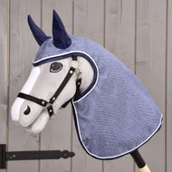 Hobby Horse LarDen Pláštěnka Jeans s hlavou plyšového koně s černou uzdečkou a modrou kapucí pláštěnky s kryty na uši, zobrazeno na dřevěném pozadí – ideální pro nápaditou hru v jakémkoli počasí.