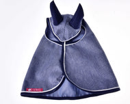 Hobby Horse LarDen Pláštěnka Jeans má modrou a šedou látku, dva špičaté kryty na uši, bílé lemování po okrajích a červený rohový štítek s logem koně. Ideální pro použití za každého počasí pro vašeho koně nebo Hobby Horse.