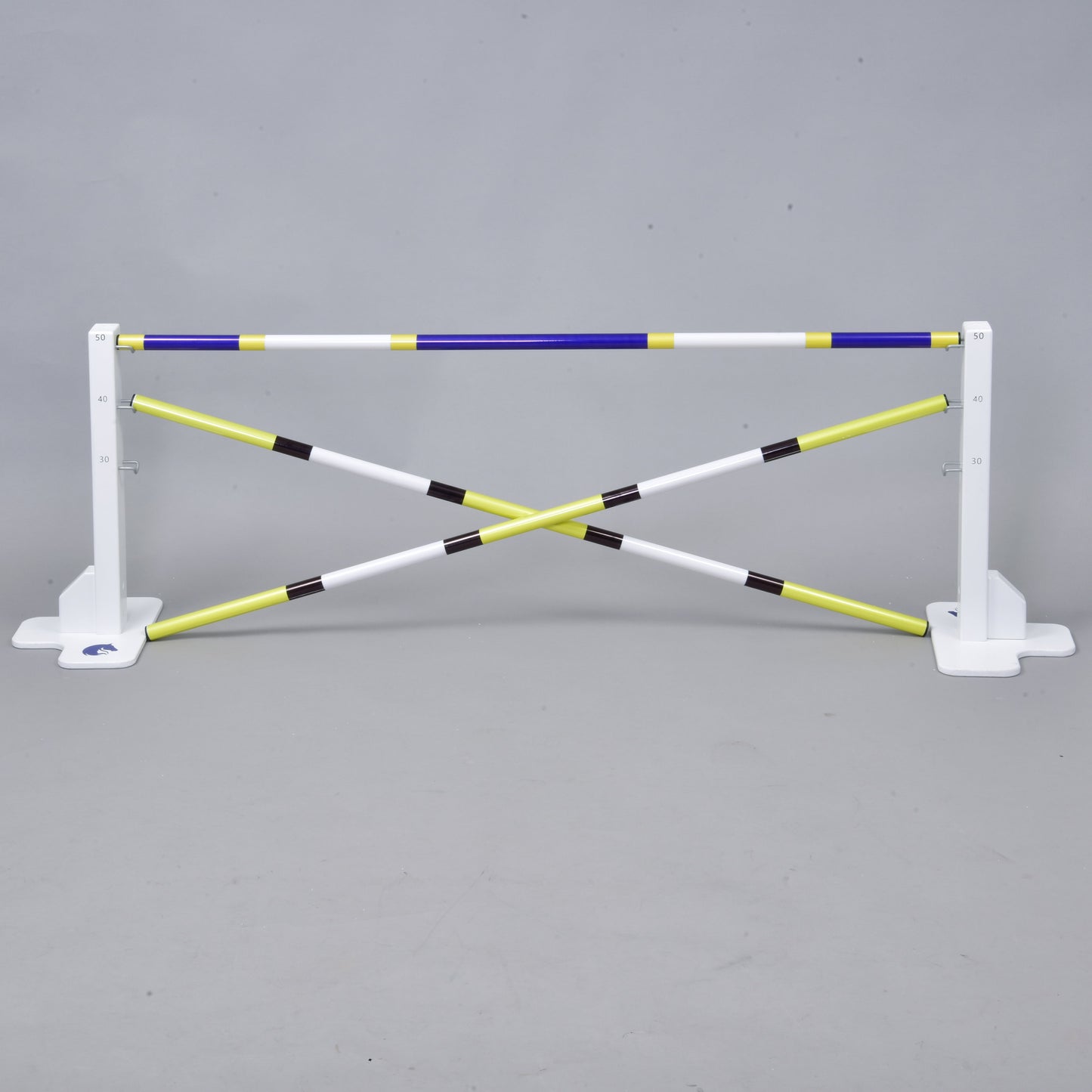 Set překážky kolmák 50 cm + 2 ks bariérky od Hobby Horse LarDen je bíložlutá nastavitelná překážka se zkříženými břevny a značkami měření, ideální pro Hobby Horsing a zábavné aktivity uvnitř i venku.