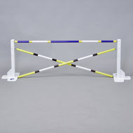 Set překážky kolmák 50 cm + 2 ks bariérky od Hobby Horse LarDen je bíložlutá nastavitelná překážka se zkříženými břevny a značkami měření, ideální pro Hobby Horsing a zábavné aktivity uvnitř i venku.