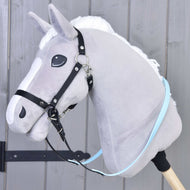 Otěže pogumované Light blue od Hobby Horse LarDen na šedém plyšovém Hobby Horse s bílou hřívou, připevněném k dřevěné tyči, před šedou dřevěnou stěnou.