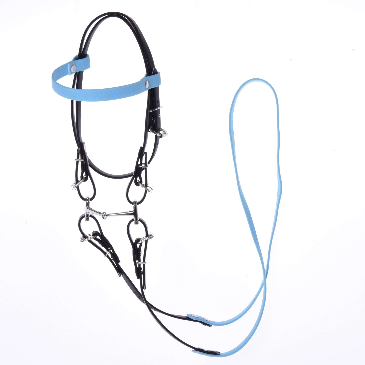 Kompletní uzdečka bez nánosníku Light Blue od Hobby Horse LarDen, černo-světle modrá uzdečka z koženky s kovovými přezkami a kroužky, s odnímatelnými otěžemi, na bílém pozadí.