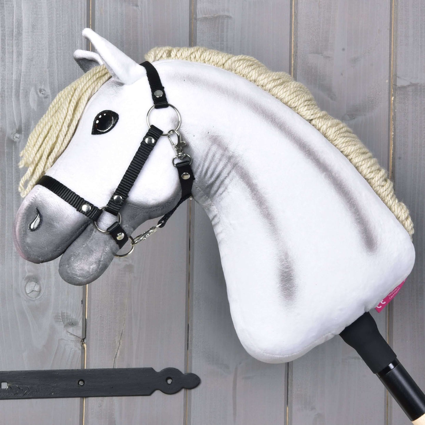 Hobby Horse Little Lady s černou ohlávkou od Hobby Horse LarDen má bílou plyšovou hlavu s černou ohlávkou a krémovou hřívou, je nasazený na černé tyči – ideální pro nápaditou hru.