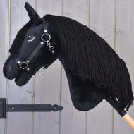 Hobby Horse Mahal s černou ohlávkou od Hobby Horse LarDen má černou plyšovou hlavu ve stylu fríského koně, černou ohlávku a dlouhou přízovou hřívu na dřevěné tyči – ideální pro nápaditou drezurní hru.