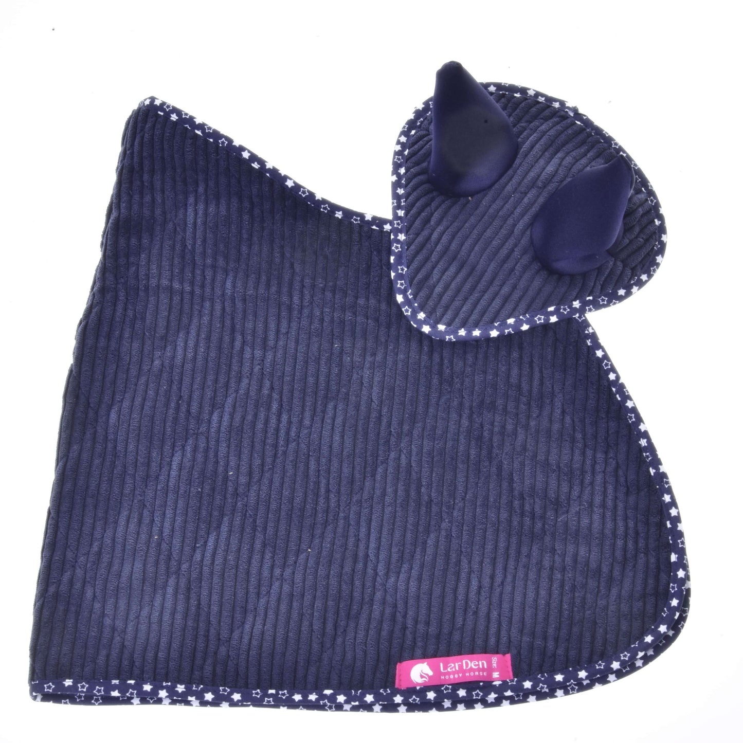 Set Manchester Blue Star od Hobby Horse LarDen je tmavě modrá čtvercová deka z žebrované látky s lemem se vzorem hvězd a dvěma vystouplými rohovými ušima – ideální jako čabraka pro vašeho Hobby Horse. Na spodním okraji je našitý růžový štítek LarDen.