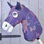 Hobby Horse ochranný oblek Mandala (Lycra) od Hobby Horse LarDen má látkovou hlavu s fialovými, růžovými a oranžovými geometrickými vzory, černé uši a bílý čenich, zobrazený se stylovým doplňkem na pozadí šedého dřeva.