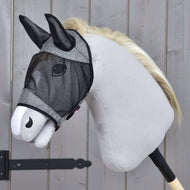 Maska proti hmyzu de Luxe Light Grey od Hobby Horse LarDen chrání plyšového Hobby Horse se světle šedým tělem, bílým čenichem a černým nosem, zobrazeného před dřevěným obložením. Maska má omyvatelnou látku a šedé lemování.