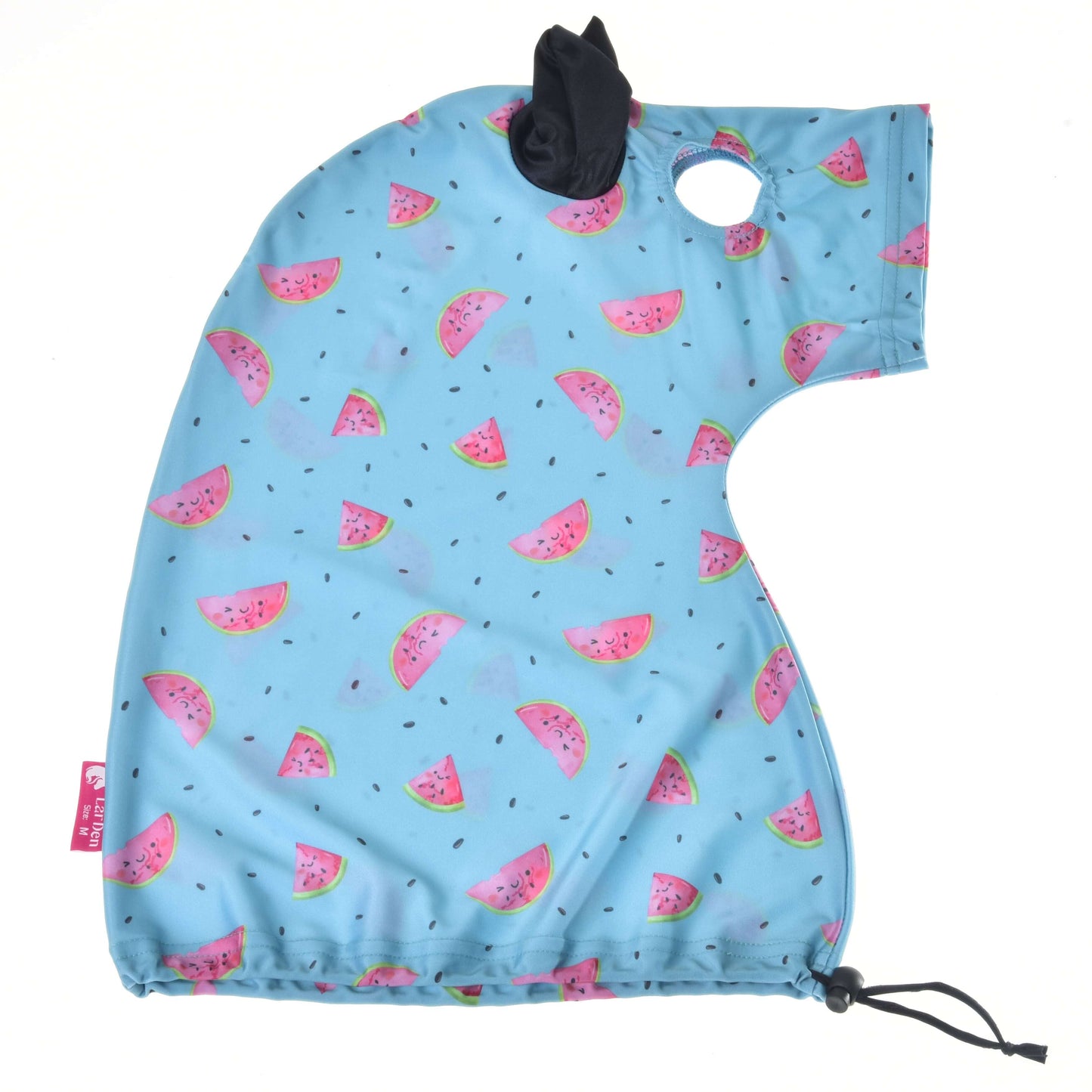Hobby Horse ochranný oblek Melon (Lycra) od Hobby Horse LarDen z lycry má světle modrý potisk plátků melounu, kapuci, otvor pro vodítko, spodní lem s černou stahovací šňůrkou, růžový boční štítek, je pratelný a je zobrazený rozložený na bílém pozadí.