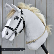 Hobby Horse LarDen Nákrčník Eleganza se šedou plyšovou hlavou, černou uzdečkou a béžovou hřívou na tyči, na pozadí dřevěných prken – ideální pro nácvik ježdění bez uzdečky nebo technik cordero.