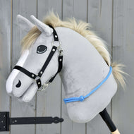 Nákrčník Sky od Hobby Horse LarDen je šedý plyšový Hobby Horse s bílou hřívou, černou uzdečkou a modrým lanem, navržený pro ježdění s uzdečkou i bez ní. Stojí před dřevěným pozadím a má přátelský výraz.