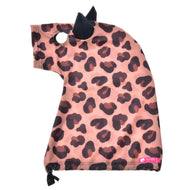 Hobby Horse ochranný oblek Glamour (Lycra) od Hobby Horse LarDen, růžovo-hnědá lycrová kukla s leopardím vzorem, černýma ušima a stahovací šňůrkou, ideální pro milovníky kostýmů, zvířata nebo fanoušky Hobby Horse, kteří chtějí hravý styl a ochranu.