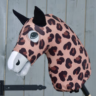 Hobby Horse ochranný oblek Glamour (Lycra) od Hobby Horse LarDen s růžovo-hnědým leopardím vzorem, černýma ušima a bílým čenichem, zobrazený na tyči před šedou dřevěnou stěnou.