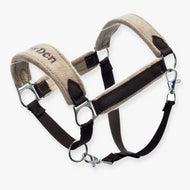 Ohlávka s beránkem LarDen Brown od Hobby Horse LarDen, polstrovaná ohlávka v béžové a hnědé barvě s kovovými kroužky a karabinami, měkkým fleecovým nánosníkem, nastavitelnými popruhy a pohodlnou podšívkou pro komfort zvířete.