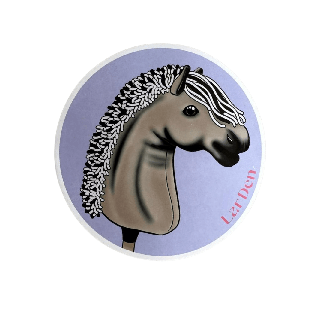Ilustrace hnědého Hobby Horse se zapletenou černo-bílou hřívou na fialovém kruhu. Vpravo dole je růžově uveden název „Hobby Horse LarDen“. Perfektní na zdobení se Set Stickers 5.