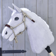 Hobby Horse LarDen Parelka Nature na šedém tyčovém Hobby Horse s bílou hřívou a parelkou, nasazeném na dřevěné tyči – ideální pro nápaditou hru.