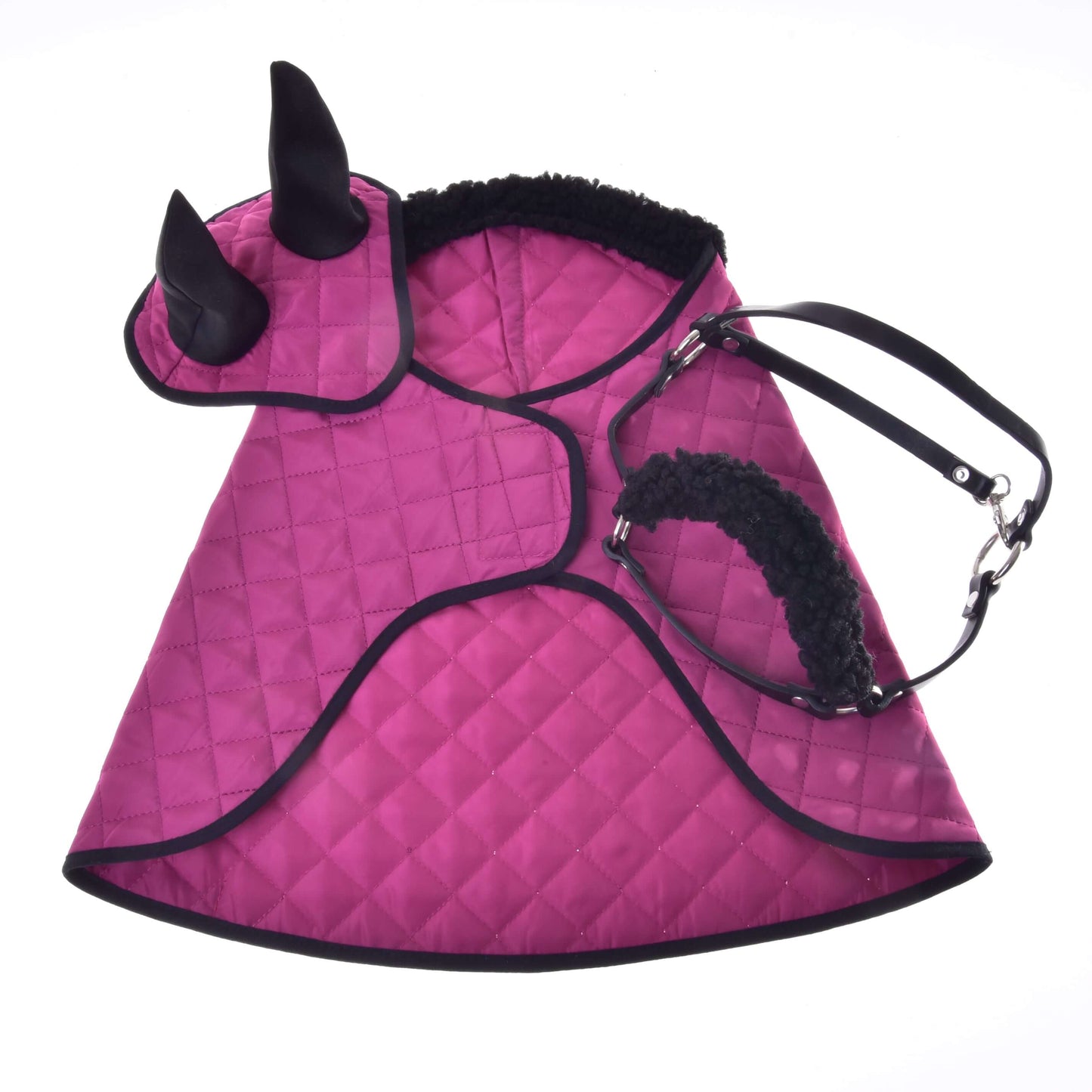 Hobby Horse LarDen „Set Pink Beauty (čabraka + deka + ohlávka s beránkem)“ obsahuje růžovou prošívanou deku, čabraku a ohlávku s fleecovým polstrováním — ideální stylové doplňky pro Hobby Horse — na bílém pozadí.