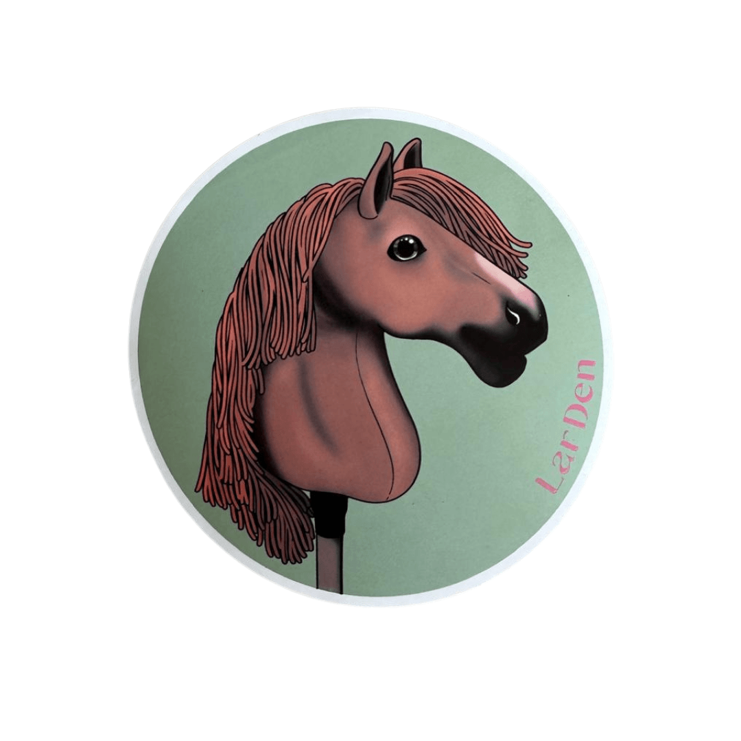 Ilustrace hnědého Hobby Horse s vlající hřívou na zeleném kruhu. Vpravo je růžový text „LernEN“. Perfektní pro jedinečné Set Stickers 5 od Hobby Horse LarDen.