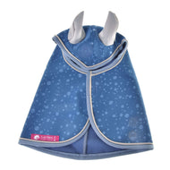 Pláštěnka Dolly (softshell) od Hobby Horse LarDen je modrá pláštěnka se světle šedým lemováním, kapucí ve tvaru uší, růžovým rohovým štítkem a hravým vzorem dešťových kapek – perfektní do každého počasí.