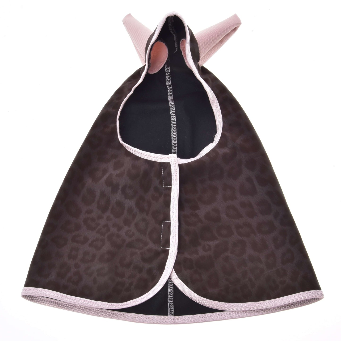 Pláštěnka Milly od Hobby Horse LarDen je malá pláštěnka pro mazlíčka s hnědým a černým leopardím vzorem, světle růžovým lemováním a předním zapínáním na suchý zip — vrstva do každého počasí, ideální na deštivou procházku vašeho chlupatého kamaráda nebo dobrodružství s Hobby Horse.