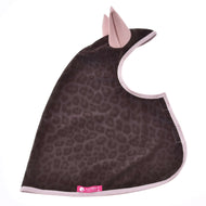 Pláštěnka Milly od Hobby Horse LarDen je tmavě hnědá pláštěnka pro mazlíčka s leopardím vzorem, světle růžovým lemováním a dvěma špičatými tvary uší, navržená do každého počasí. Zobrazená naplocho na bílém pozadí.