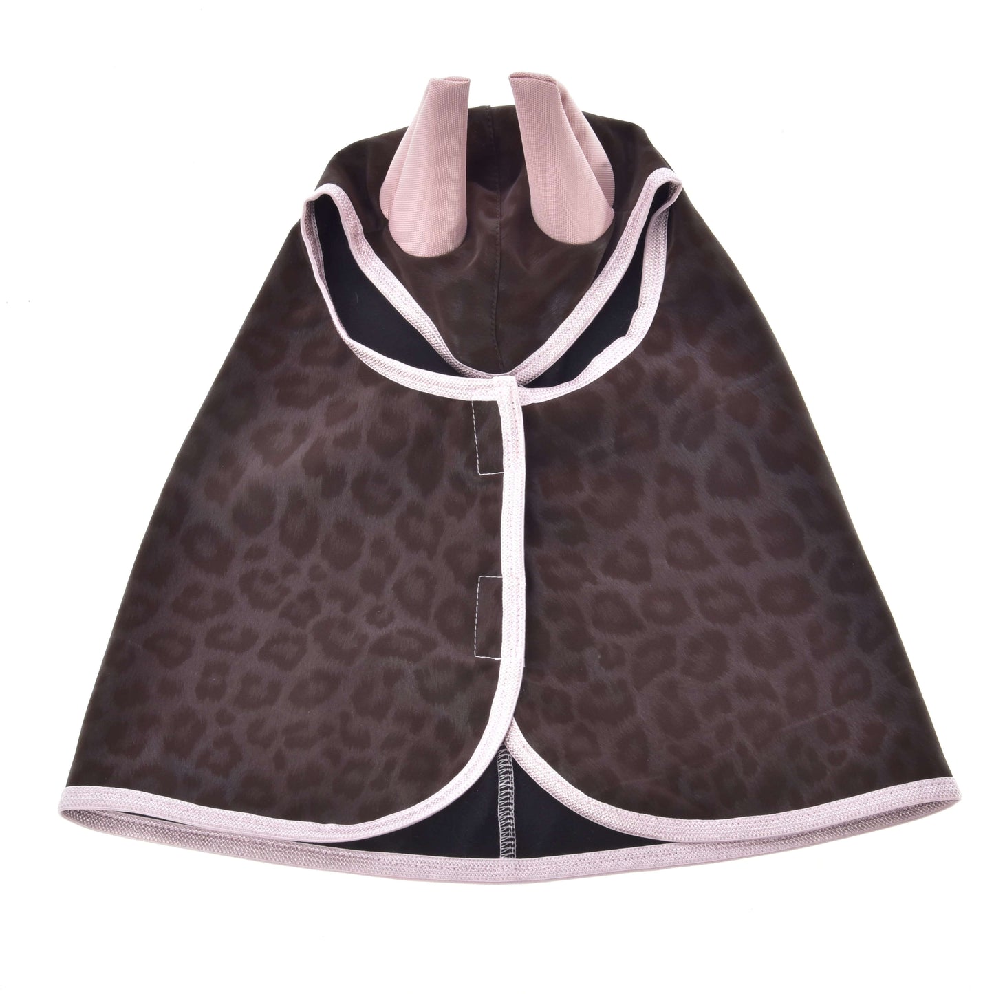 Pláštěnka Milly od Hobby Horse LarDen je malá pláštěnka pro mazlíčka s hnědým leopardím vzorem, světle růžovým lemováním a dvěma růžovými akcenty připomínajícími uši — ideální pro dobrodružství za každého počasí.