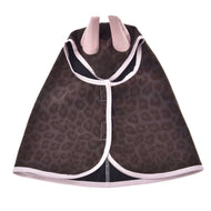 Pláštěnka Milly od Hobby Horse LarDen je malá pláštěnka pro mazlíčka s hnědým leopardím vzorem, světle růžovým lemováním a dvěma růžovými akcenty připomínajícími uši — ideální pro dobrodružství za každého počasí.