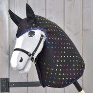 Pláštěnka Sparkling Queen od Hobby Horse LarDen na šedém Hobby Horse s černou uzdečkou a kapucí ve stylu pláštěnky s barevnými čtverci, nasazeném na dřevěné tyči — ideální pro nápaditá dobrodružství za každého počasí.