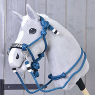 Provazový set Chess od Hobby Horse LarDen na plyšovém Hobby Horse se šedou hlavou, bílou lysinou a modrým cordeo s ohlávkou a otěžemi s černobílými akcenty, před dřevěnou stěnou.