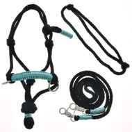 Provazový set Turquoise od Hobby Horse LarDen obsahuje černou ohlávku s tyrkysovými detaily, ladící černé vodítko a otěže se stříbrnými karabinami – ideální pro aktivity s Hobby Horse, vše na bílém pozadí.