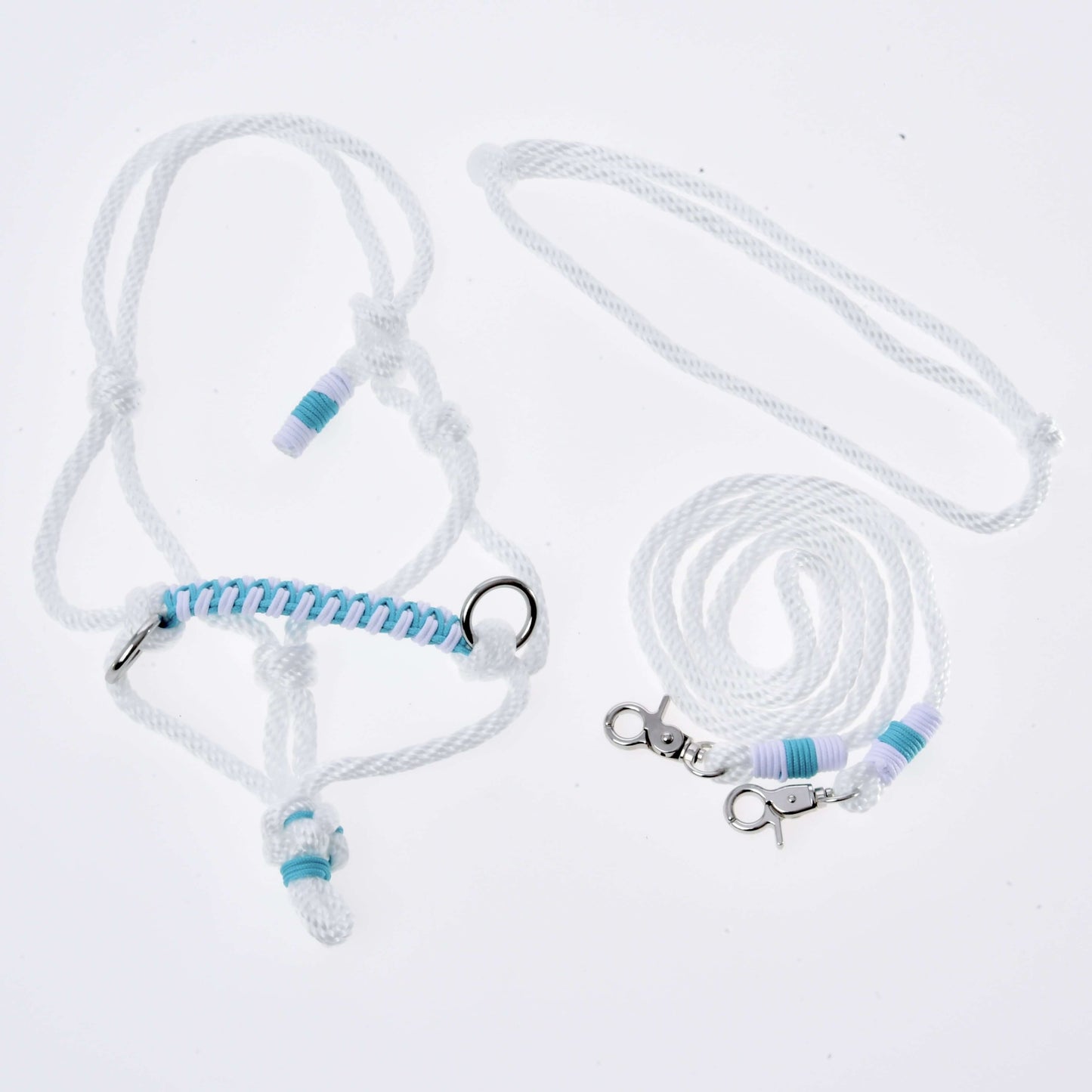Hobby Horse LarDen Provazový set White Queen s bílou provazovou ohlávkou a ladícím vodítkem, modrými a fialovými detaily, kovovými kroužky a karabinami – ideální pro váš Hobby Horse nebo jako výrazné otěže.