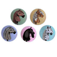 Set Stickers 5 od Hobby Horse LarDen obsahuje pět kulatých ilustrovaných samolepek, každou s jedinečnou hlavou hobby horse na barevném pozadí – zeleném, béžovém, levandulovém, modrém a růžovém – a se slovem Lelban.
