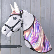 Set Valery od Hobby Horse LarDen na plyšovém Hobby Horse připevněném na stěně, s duhově lesklou pláštěnkou, černou uzdečkou a elegantní čabrakou na pozadí ze světle šedých dřevěných panelů.