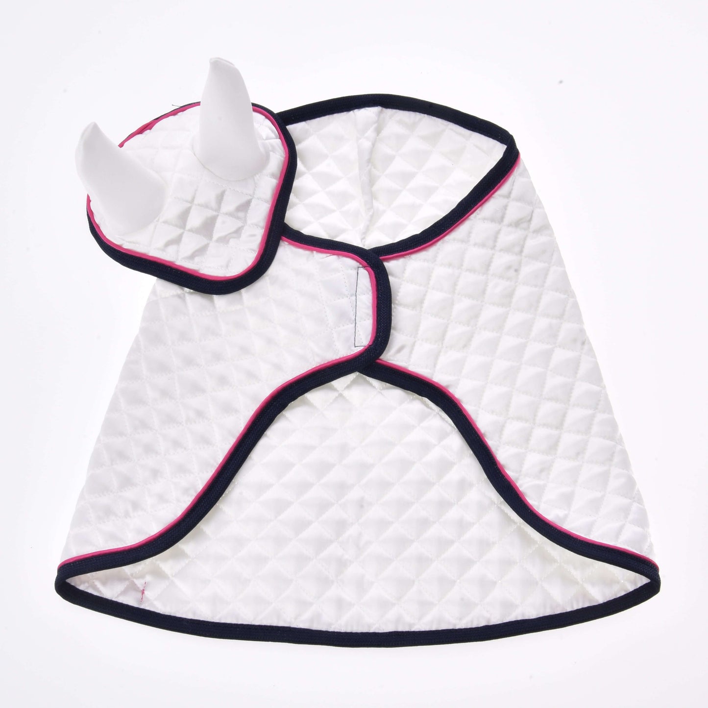 Set Beautiful Star od Hobby Horse LarDen je prošívaná bílá pelerína s tmavě modrým a růžovým lemem, se dvěma vztyčenými tvary podobnými rohům — ideální jako hravá deka nebo sada čabraky pro dětské fantasy kostýmy nebo převleky pro mazlíčky.