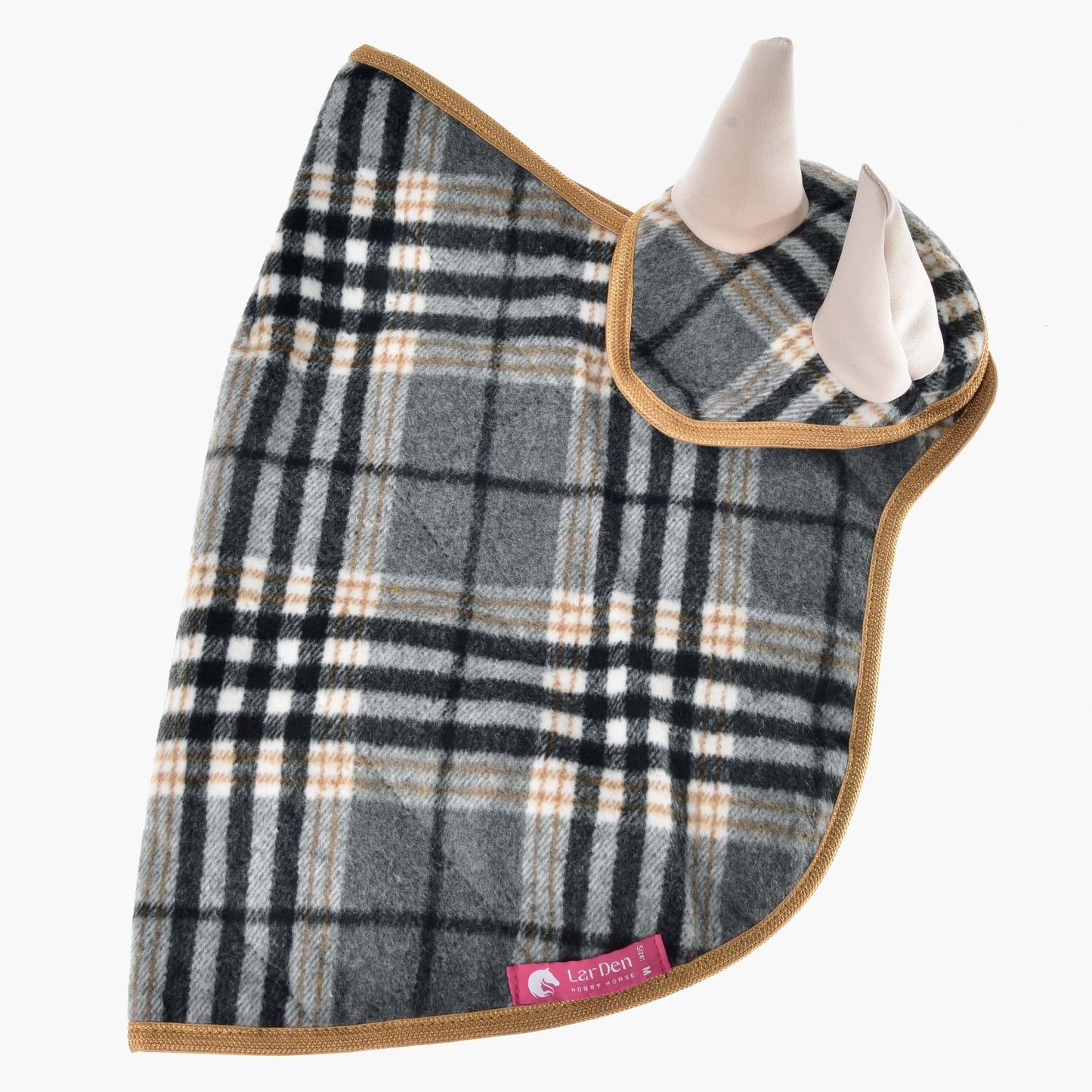 Set England Grey od Hobby Horse LarDen, šedo-černo-béžová kostkovaná koňská deka se světle hnědým lemováním, přehozená přes krk a uši modelu koně – ideální jako stylová dekorace nebo jedinečná alternativa k čabrace.