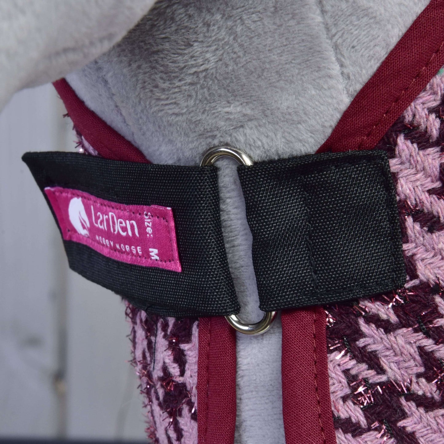 Detailní záběr na psí postroj Set Harmony Elsa od Hobby Horse LarDen s vínovou a růžovou tkanou látkou, černým popruhem s kovovým kroužkem a růžovým štítkem LarDen M, navržený ve stylu pevné koňské ohlávky.