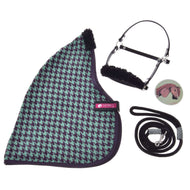 Set Harmony Green od Hobby Horse LarDen rozložený naplocho: zeleno-černá stájová deka se vzorem kohoutí stopy, černá ohlávka s fleecovým polstrováním, černé vodítko se stříbrnou karabinou a kulatý odznak s ilustrací koně.