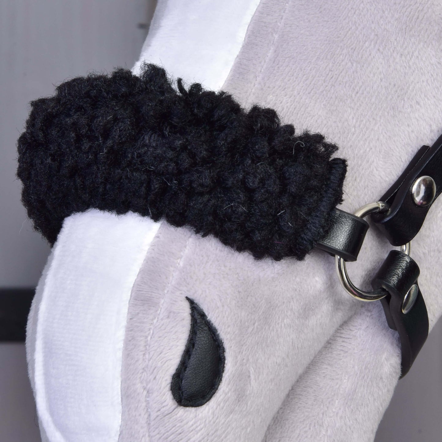 Detail plyšového Hobby Horse Set Harmony Green od Hobby Horse LarDen ukazuje jemný obličej s bílým pruhem na nose, černou uzdečkou, vyšívanou nozdrou a chlupatým texturovaným černým nánosníkem.