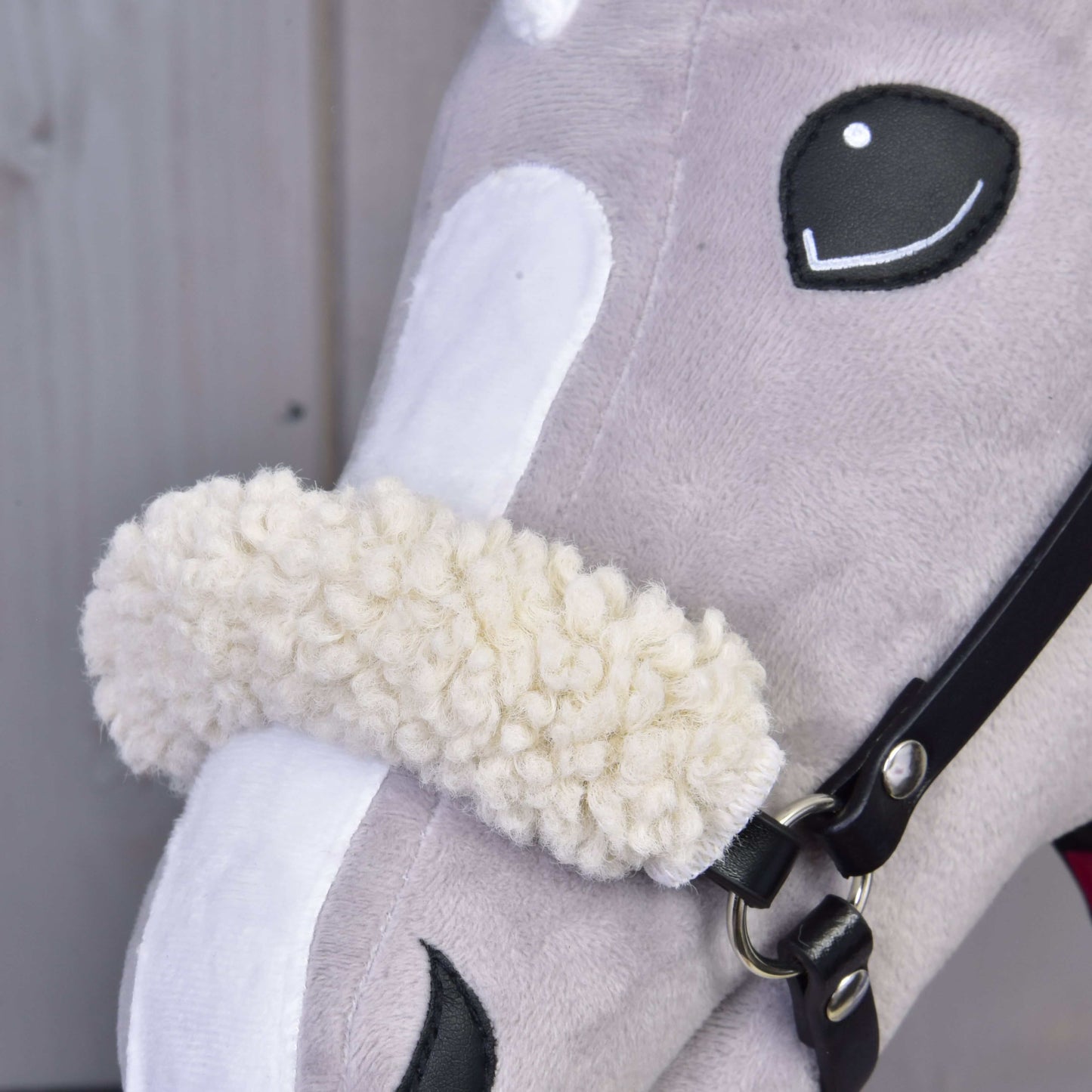 Detail Set Harmony Victory od Hobby Horse LarDen, se šedou hlavou s černými a bílými akcenty, bílým čenichem a nadýchaným krémovým nánosníkem na černé ohlávce.