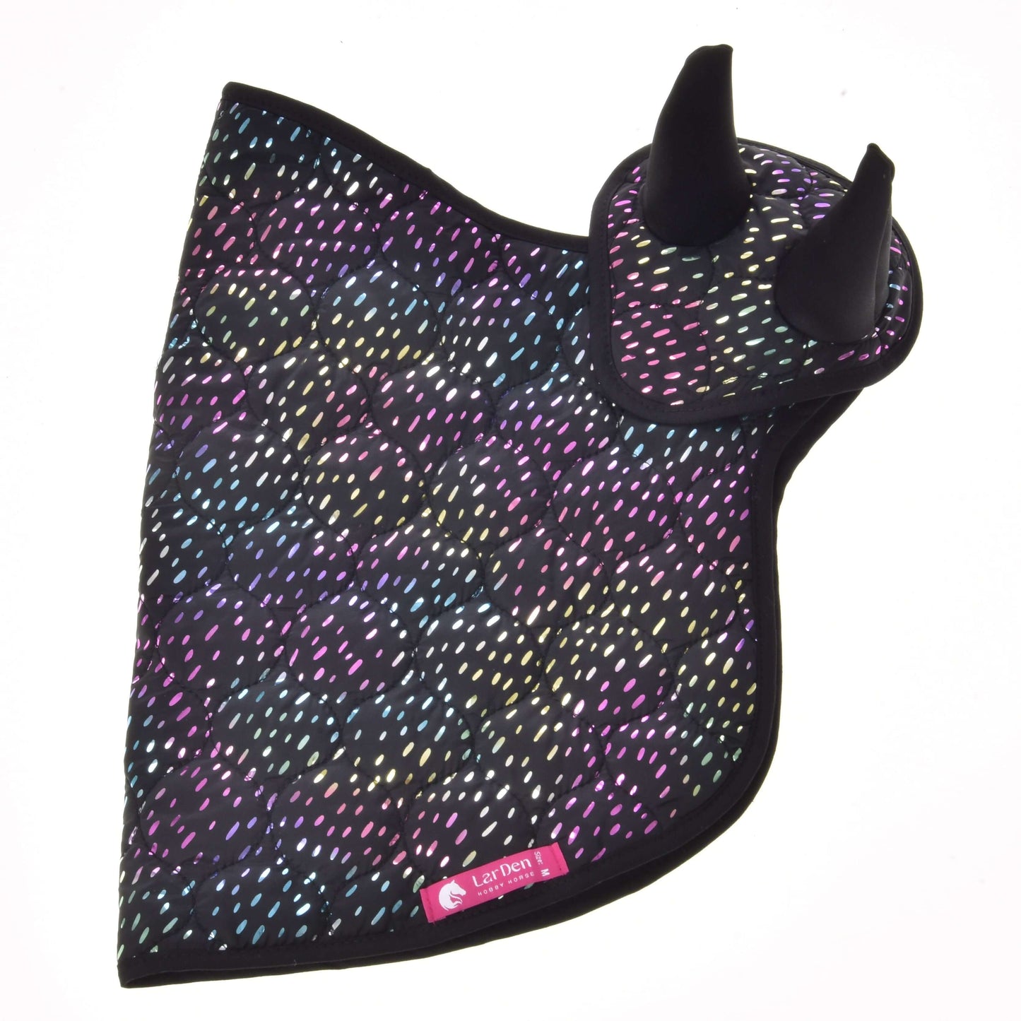 Set Dreamy od Hobby Horse LarDen obsahuje černou čabraku a ladící podsedlovou dečku s barevným puntíkovaným vzorem a růžovým štítkem, ideální na ozdobení vašeho koně a krásně zobrazené na bílém pozadí.