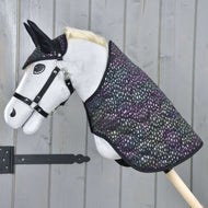 Set Dreamy od Hobby Horse LarDen na Hobby Horse s bílým tělem, černou uzdečkou a ušima a barevnou puntíkovanou dekou, zobrazený před šedou dřevěnou stěnou.